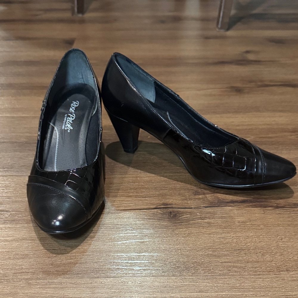 Rose Petals by Walking Cradles Black Patten Accented Heels. Size 8M